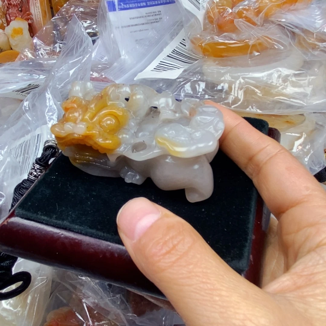 石英质玉（黄龙玉）颈饰未镶嵌