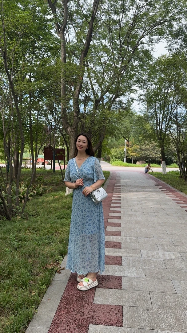 2025 V领浪漫显白碎花收腰减龄仙气长款连衣裙