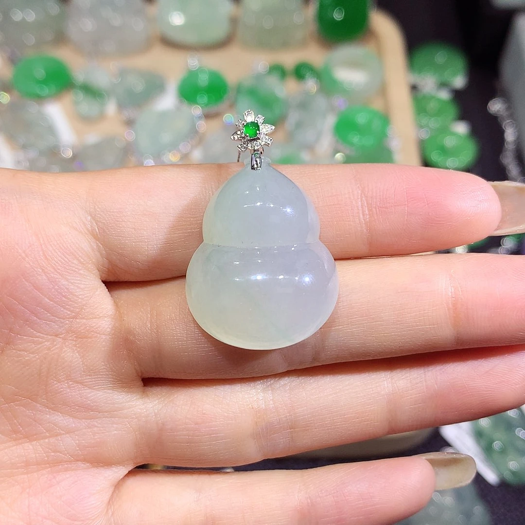 翡翠18K金镶嵌颈饰葫芦