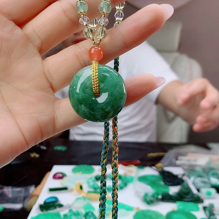 翡翠未镶嵌吊坠(赠链)