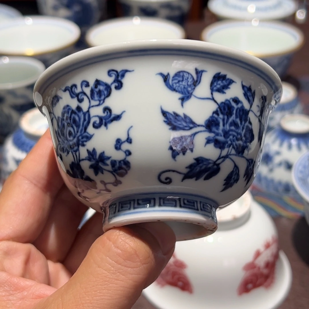 精品青花四面花卉压手杯口径约9.3厘米
