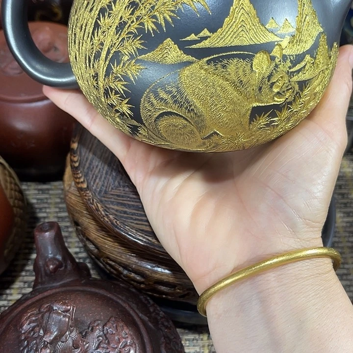 茶壶紫砂原矿泥料手工制作的一把紫砂壶。