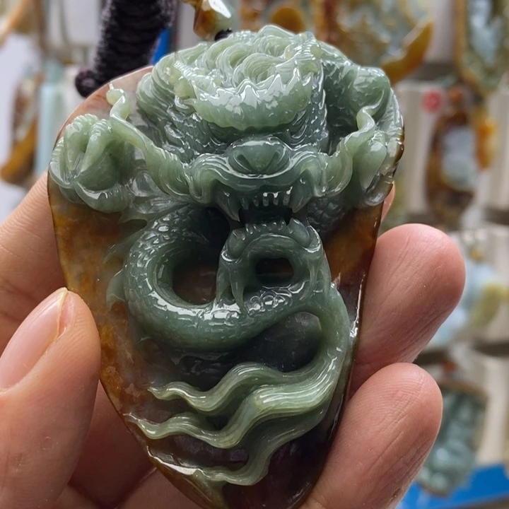 翡翠未镶嵌颈饰龙