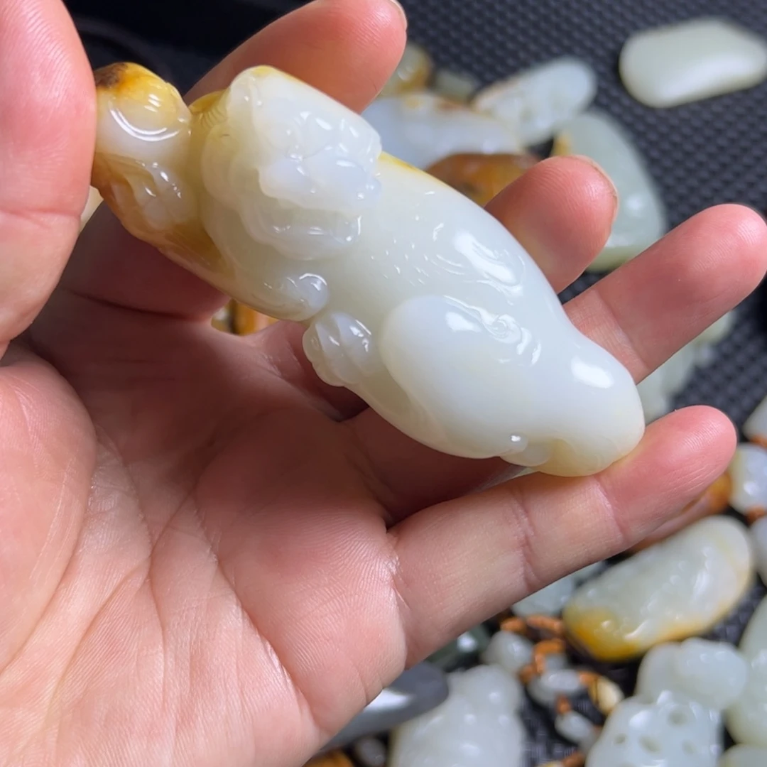 辛***巴和田玉未镶嵌颈饰