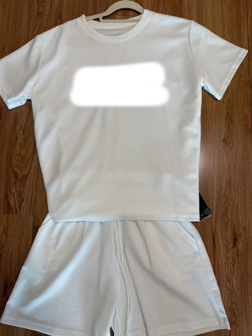 字母白体恤加短裤套装
