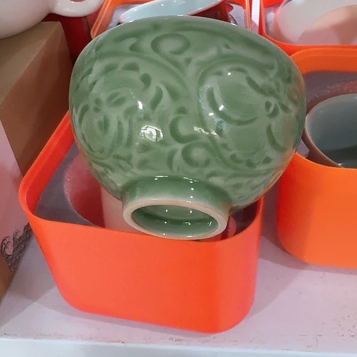 青瓷杯一个,瓷。品茗赏