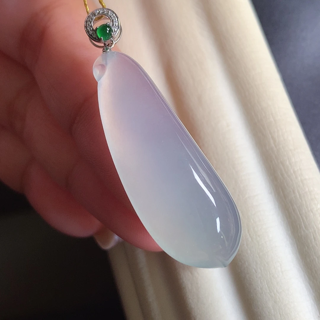 翡翠18K金镶嵌颈饰福瓜