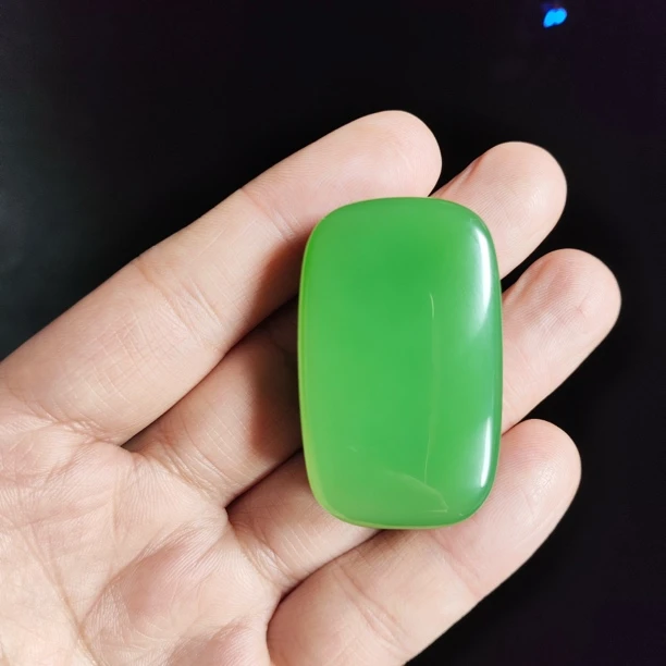 和田玉精品粉绿无事牌长46.4mm 宽28.4mm 厚14.5mm 重45.1g。