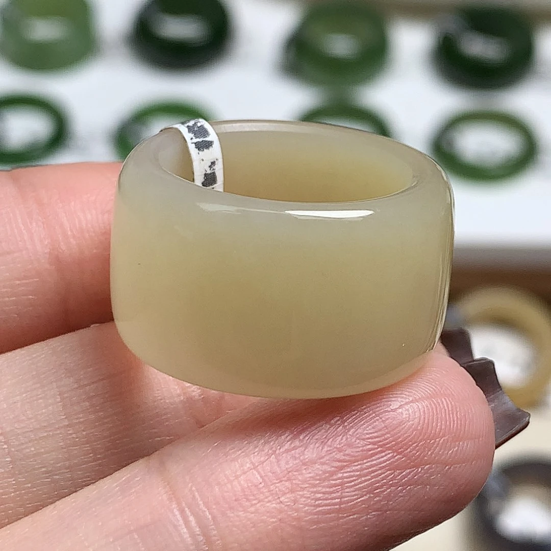 未镶嵌戒指和田玉