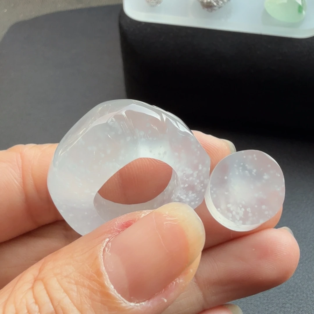 翡翠未镶嵌颈饰珠光宝气