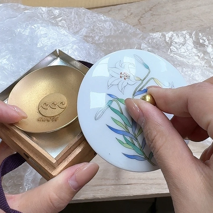 境*瓷器。  瓷器。