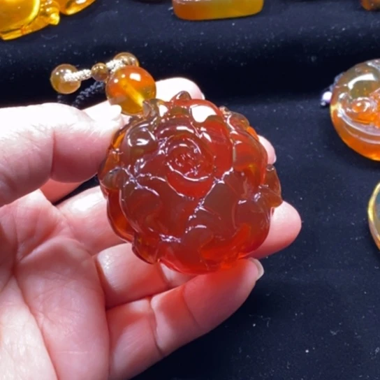 琥珀未镶嵌裸石红蜜花开富贵47克