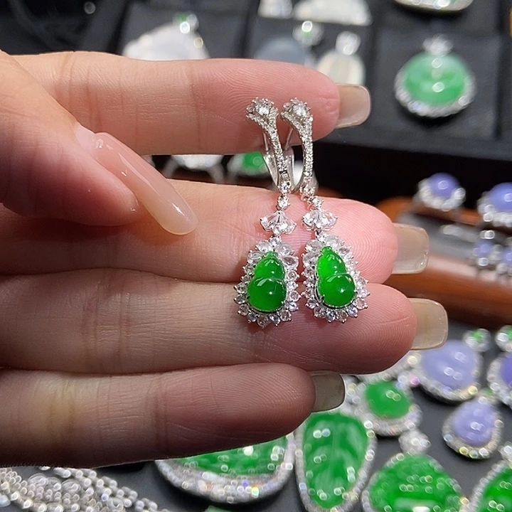 颈饰18K金镶嵌翡翠