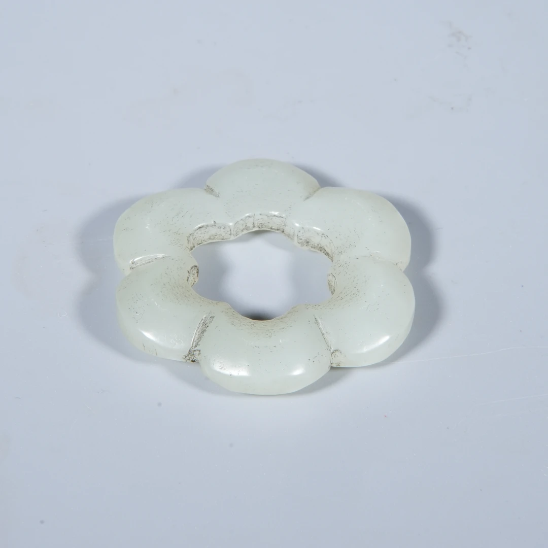 Tgz22 清代 和田玉海棠环