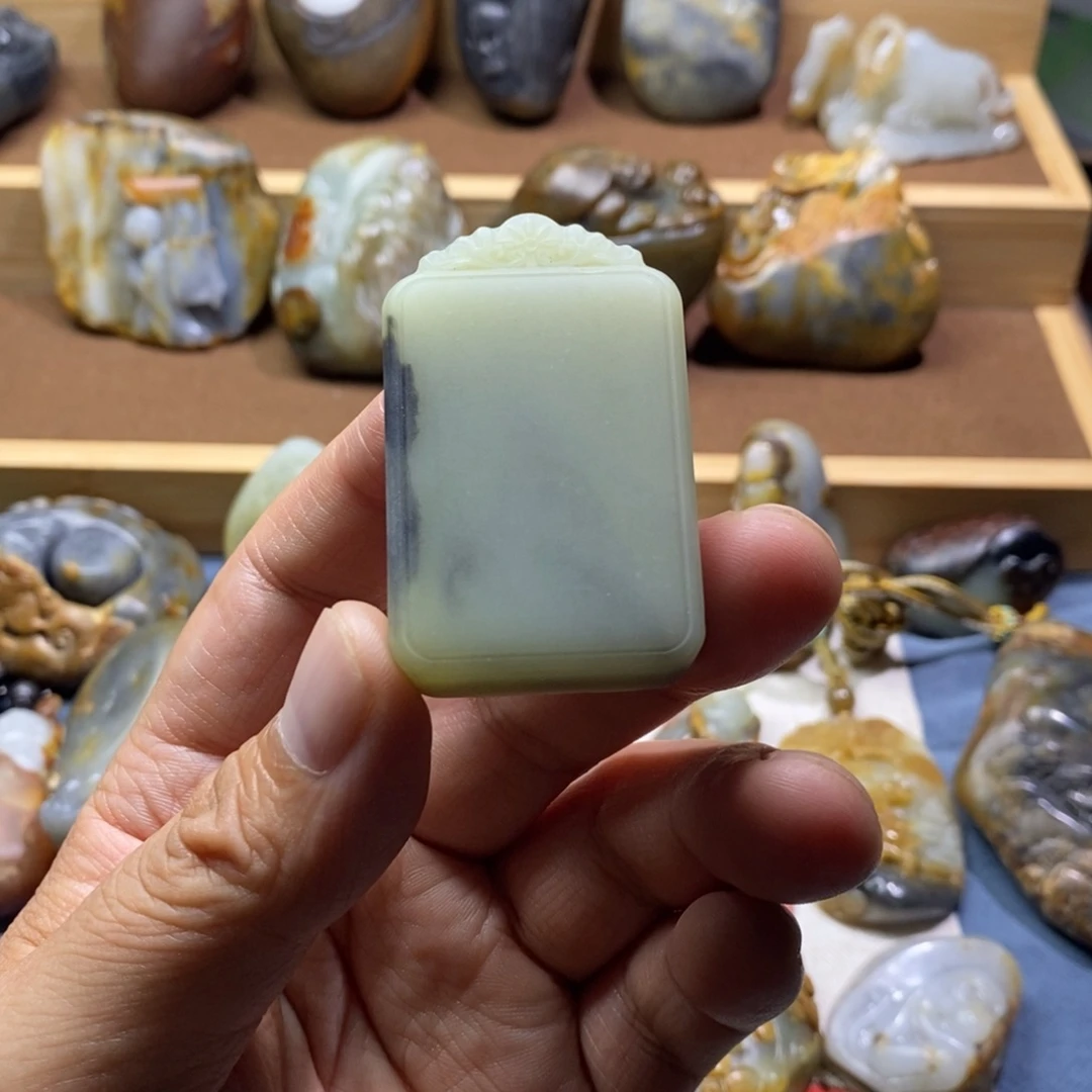 起***难未镶嵌和田玉挂件定制