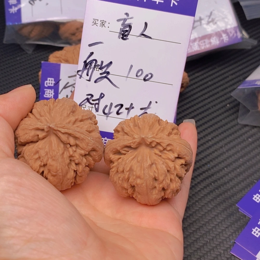 盲***拿文玩核桃霸王龙核桃