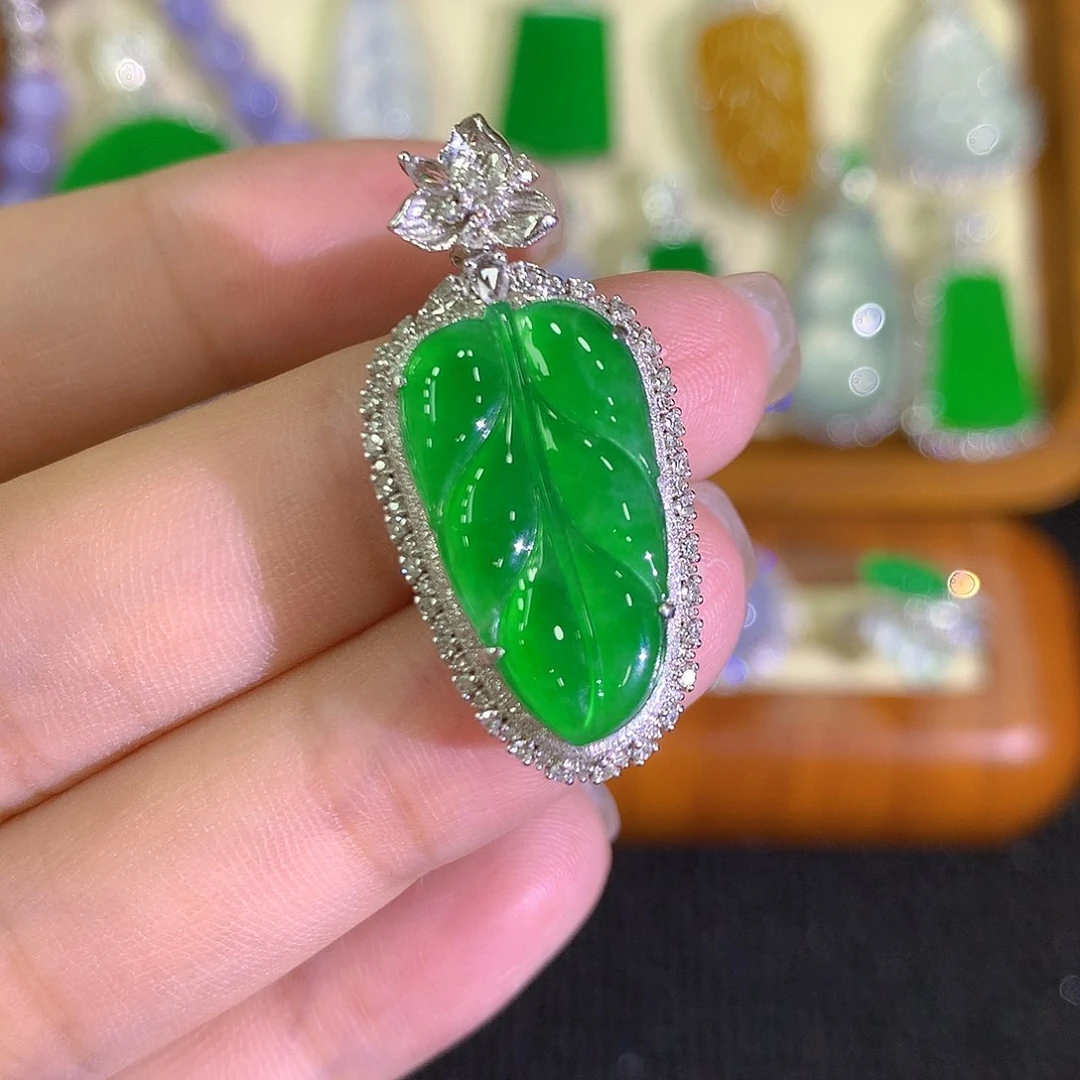 翡翠18K金镶嵌颈饰8888888