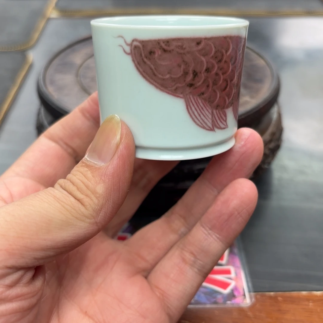 小***子手绘釉里红龙鱼杯子