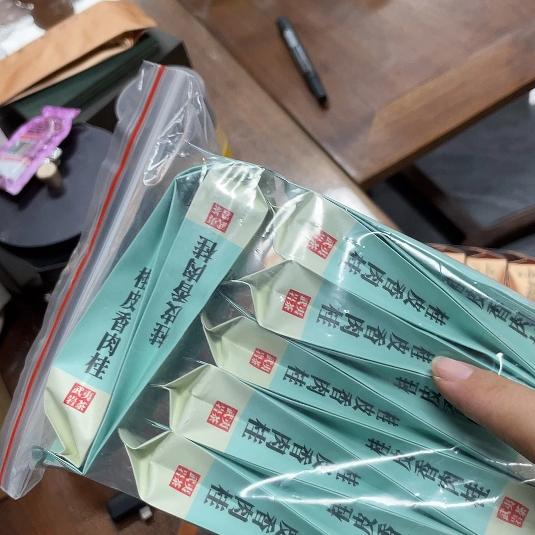 搪瓷杯子里还有很多东西