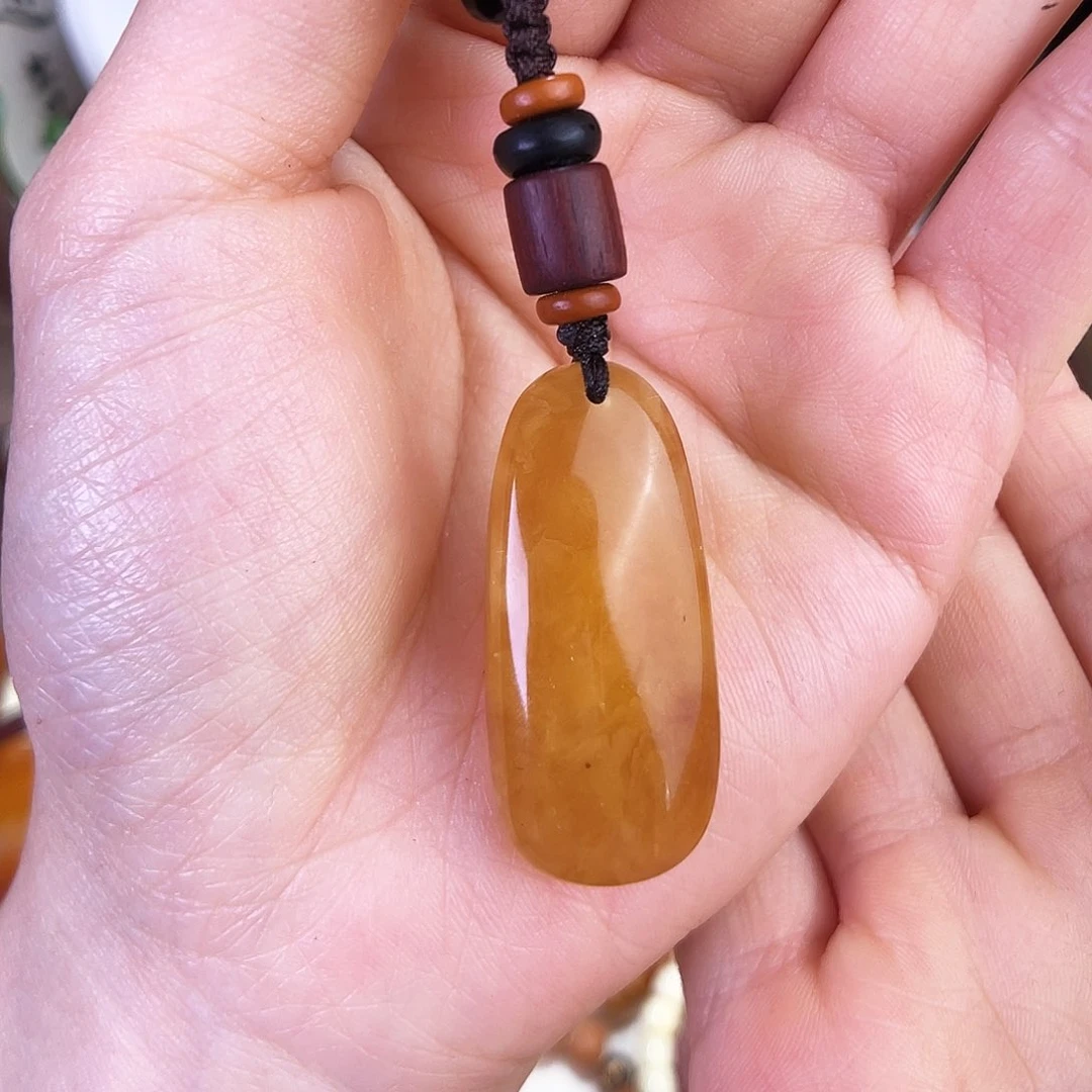 琥珀珠宝奇石未镶嵌。