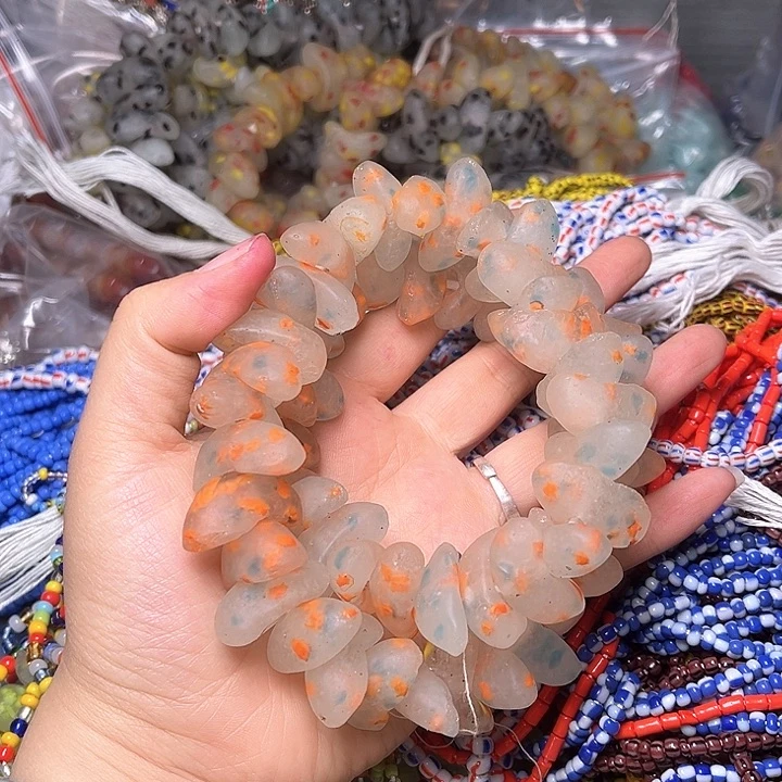 琉璃颈饰6676。  非洲琉璃一条