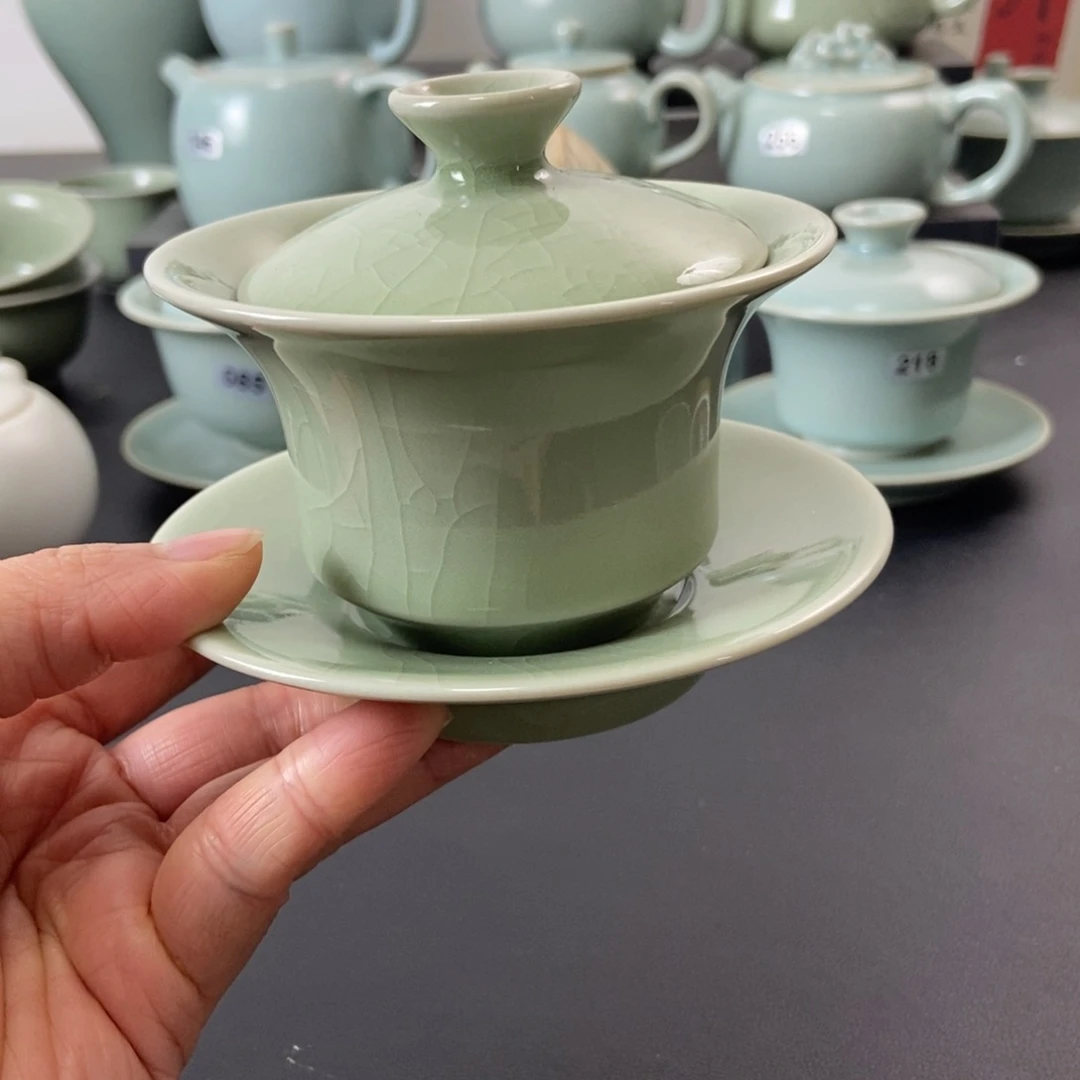 一级品豆绿釉马蹄盖碗