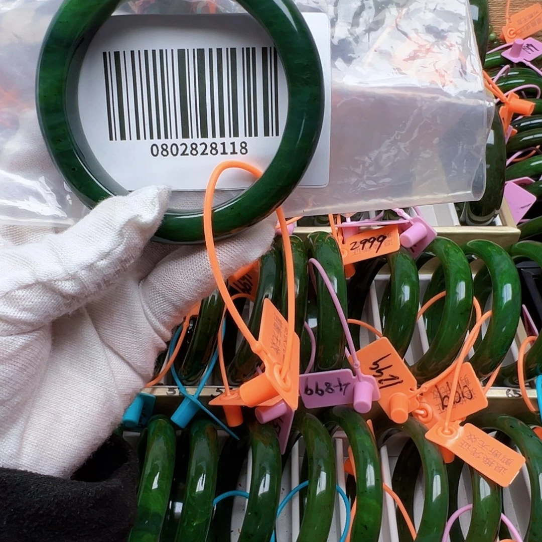 心***锁和田玉未镶嵌手镯