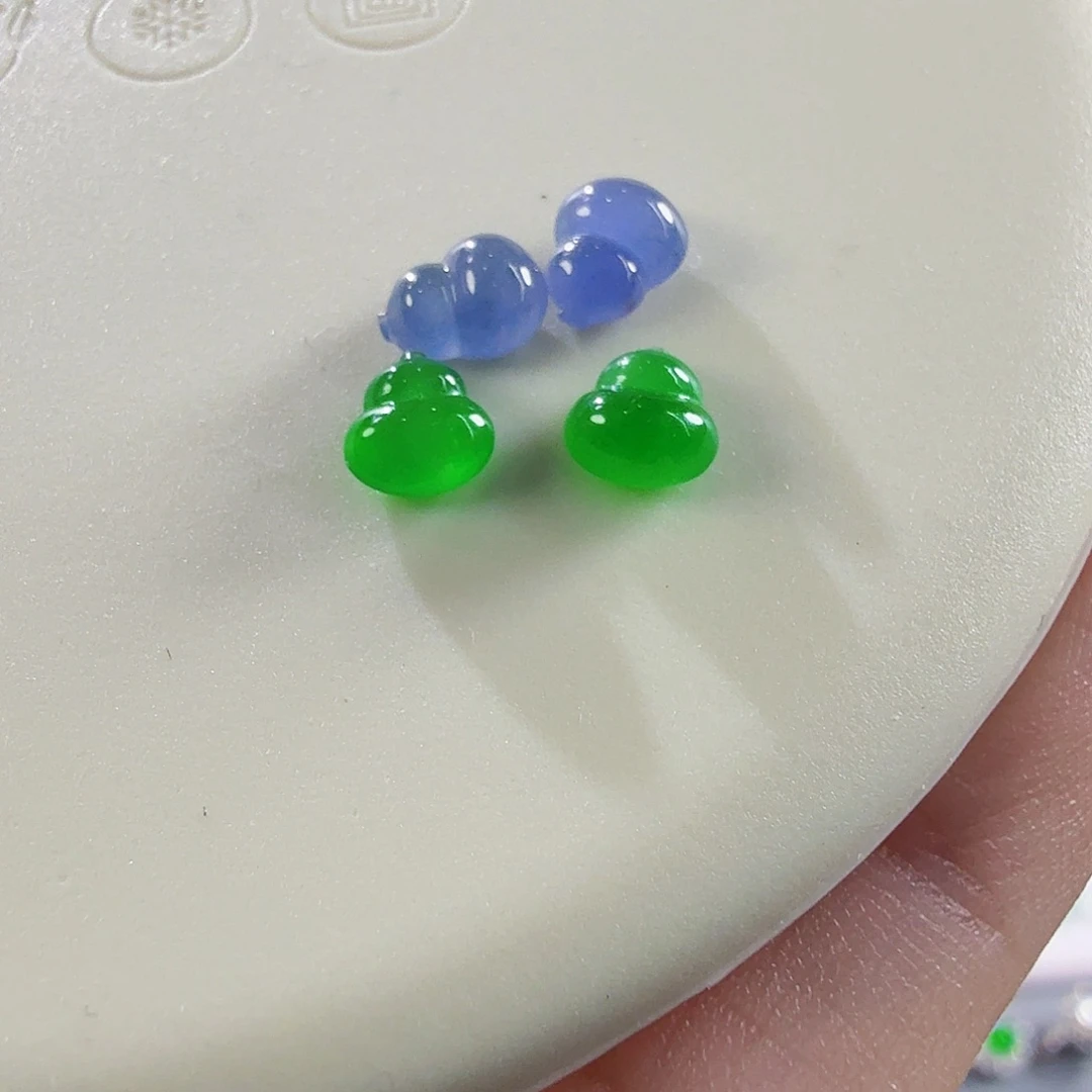 翡翠未镶嵌颈饰葫芦