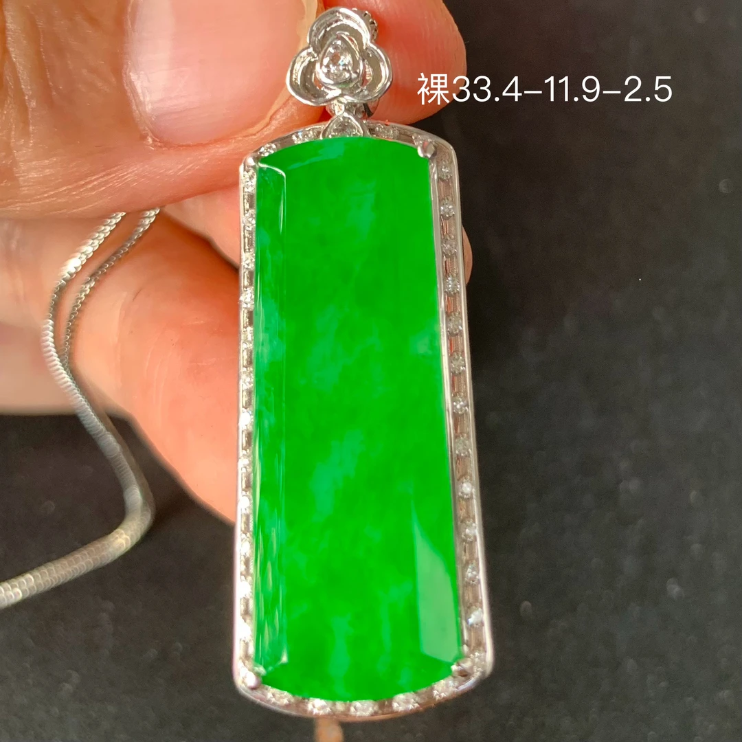 高冰阳绿无事牌天然翡翠吊坠 镶嵌精致