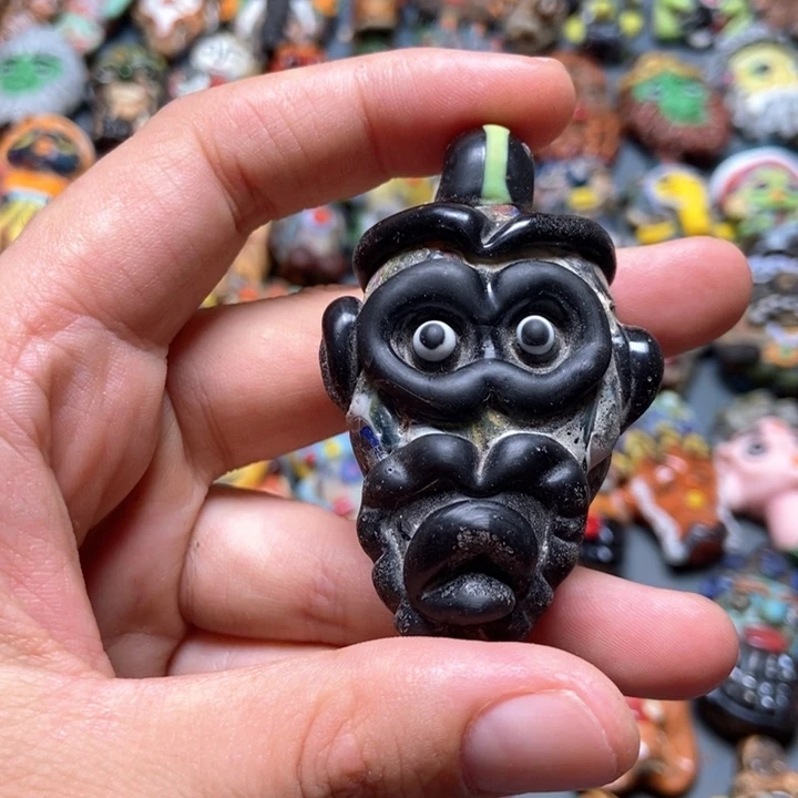 玻璃颈饰黑色猴子