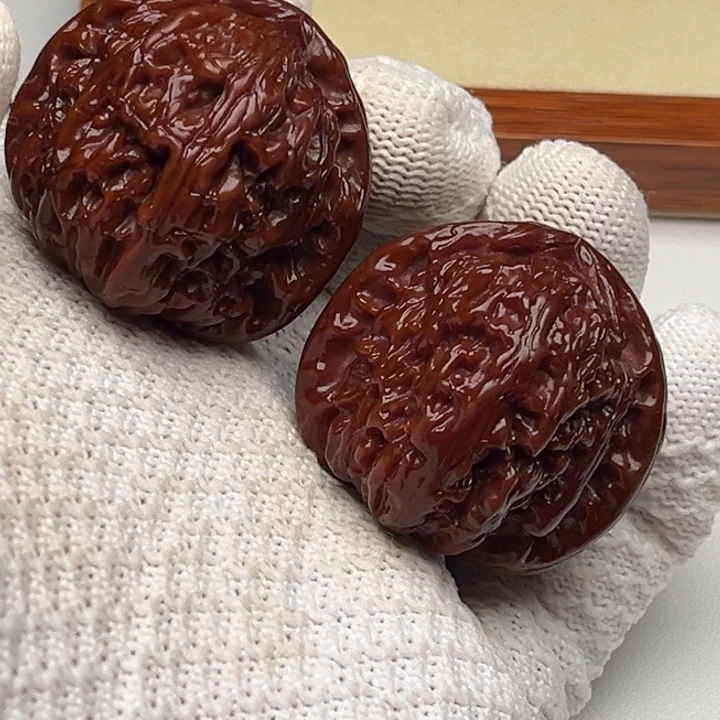 陆***洋桃核吊坠三角白文玩核桃链接