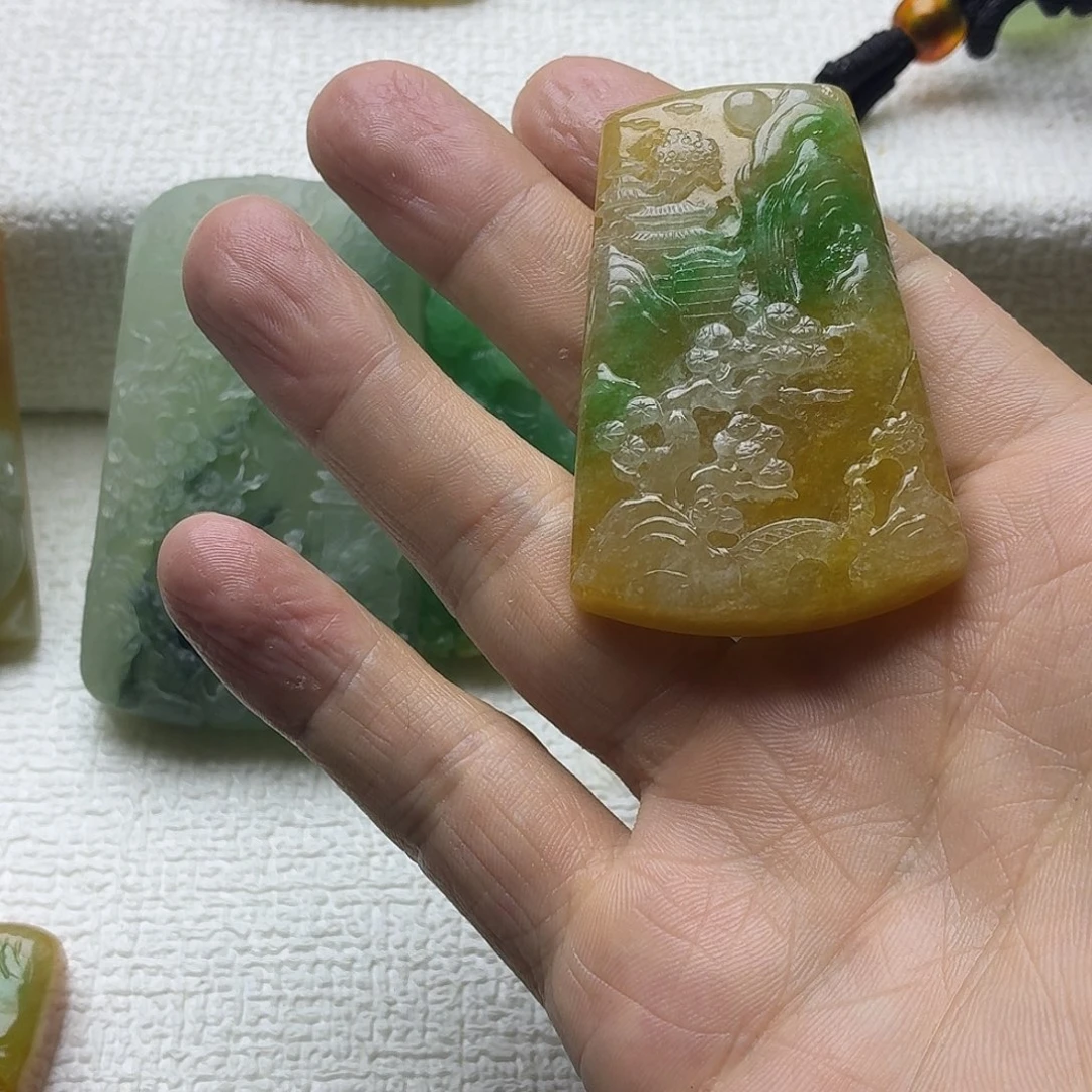 @***浩无非金属黄佳绿山水挂件一个