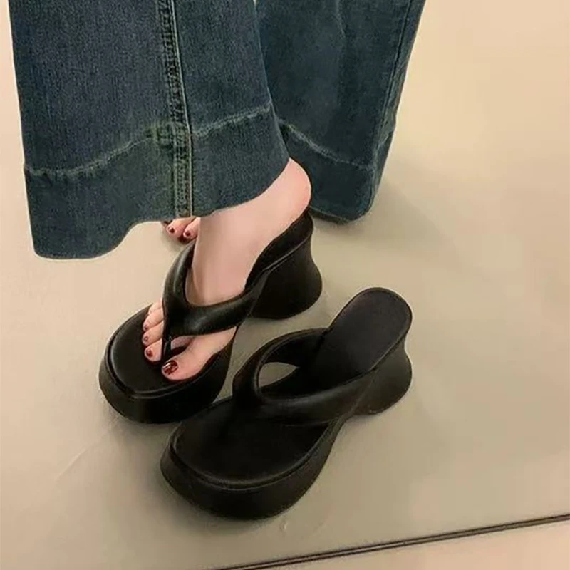 坡跟人字拖女新款2025夏季厚底高跟外穿夹脚增高松糕网红凉拖鞋潮