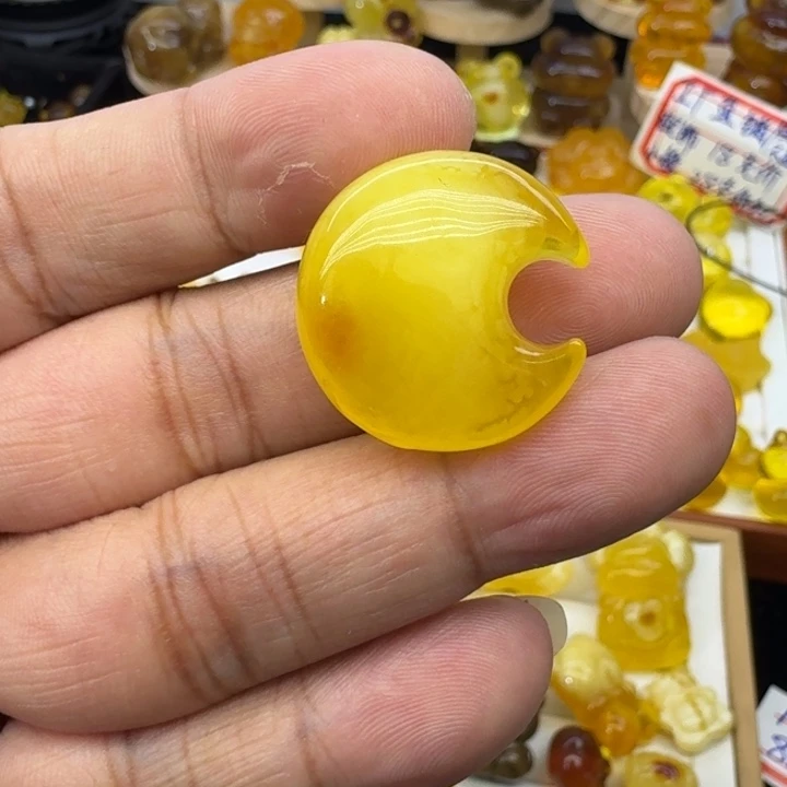琥珀未镶嵌颈饰月亮