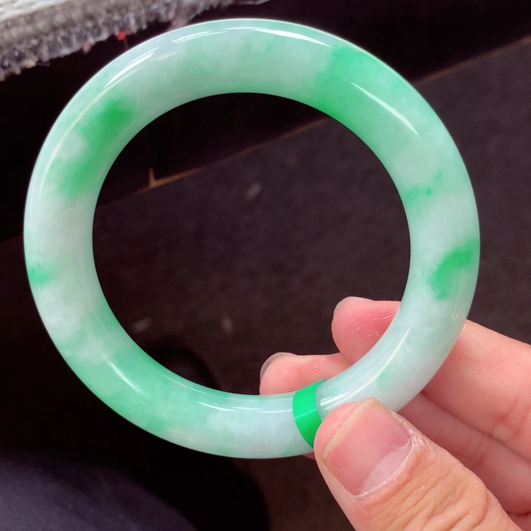 翡翠手镯未镶嵌缅甸