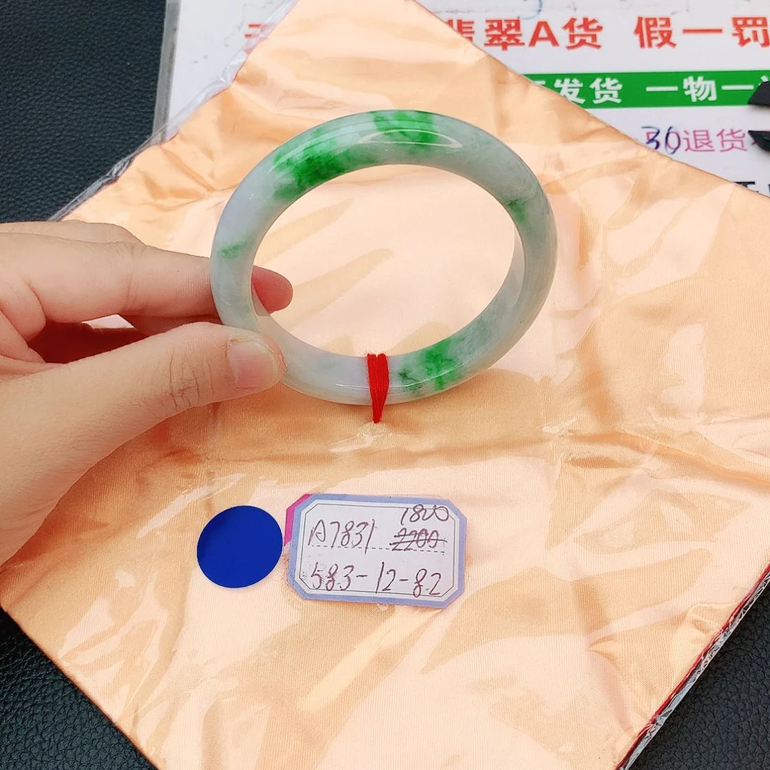 翡翠手镯未镶嵌翡翠