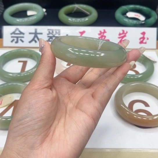 石英质玉手镯未镶嵌笑**眯