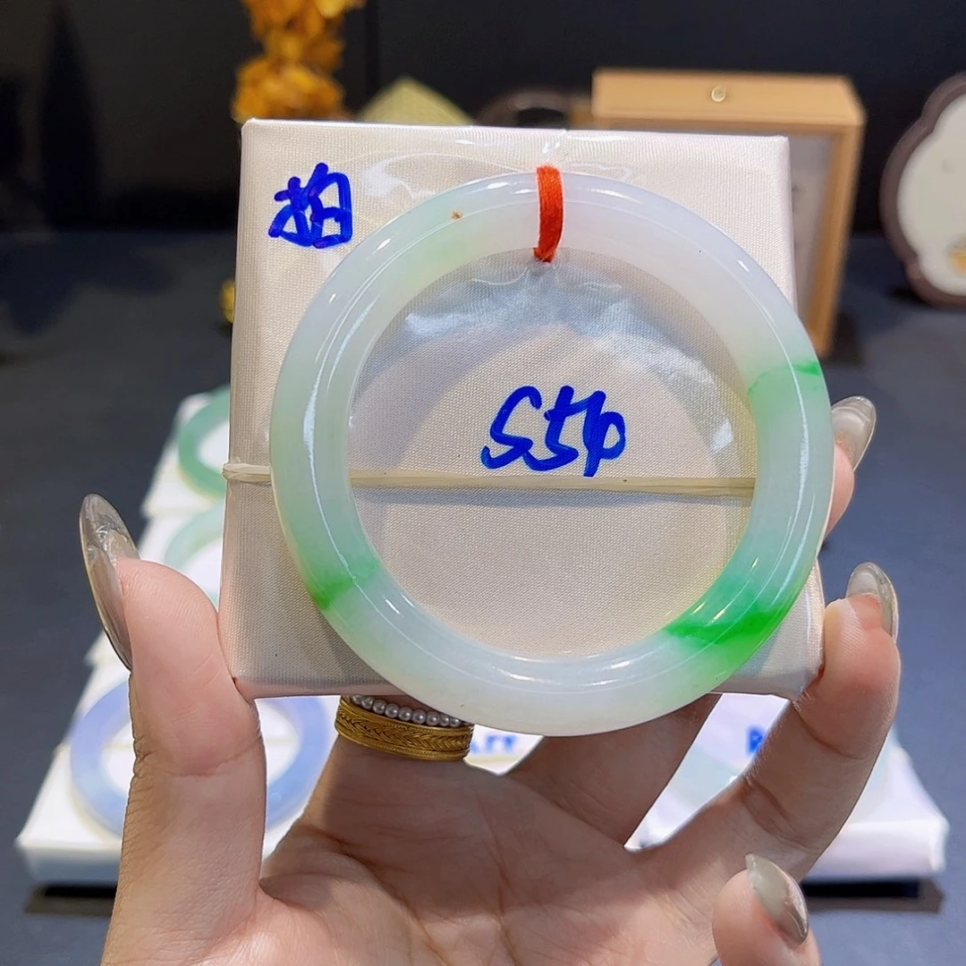 翡翠手镯未镶嵌翡翠手镯