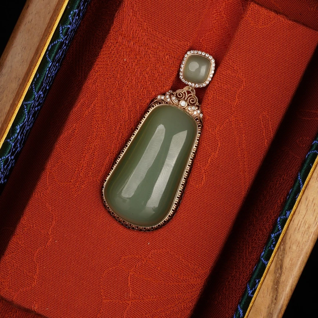 XC03342二十世纪和田玉吊坠