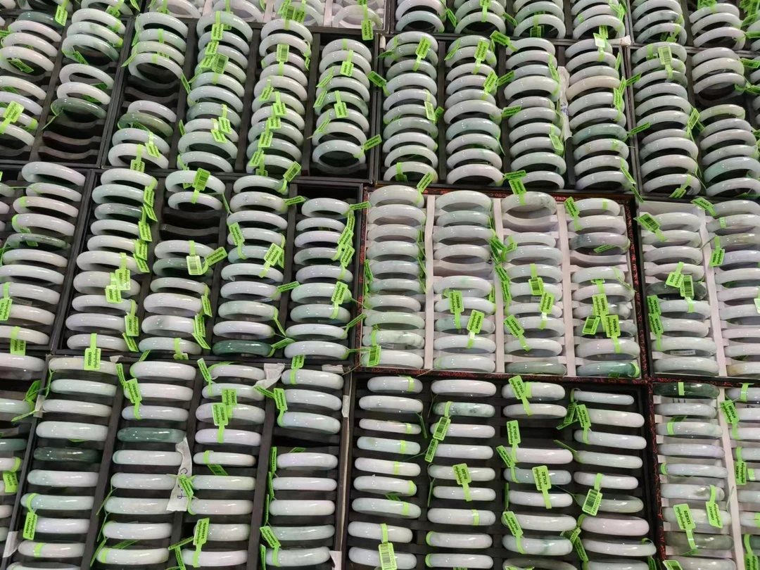 天然A货翡翠缅料翡翠手镯多样性发货团购发一件