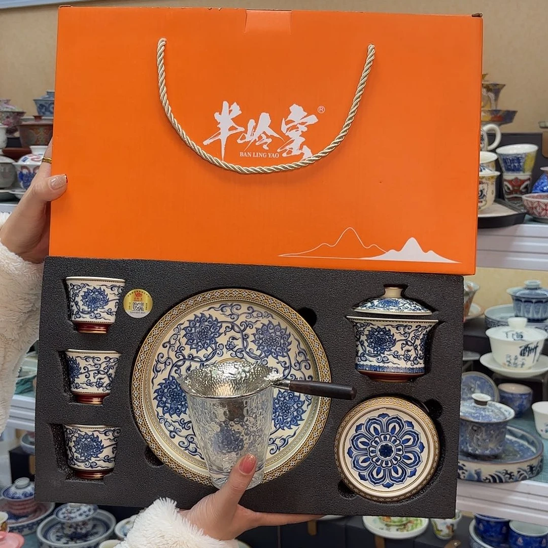 盖碗里的水煮开了