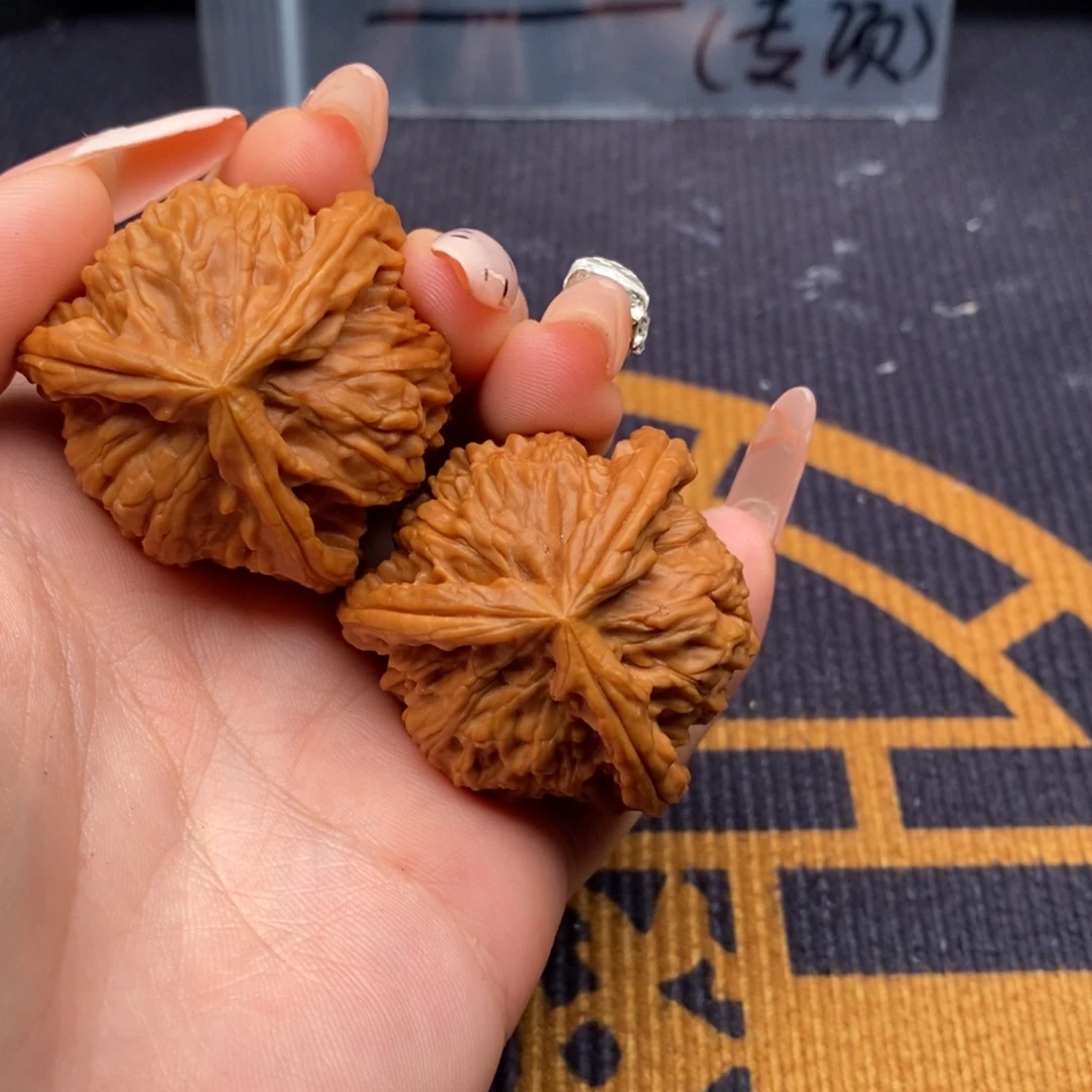 L***7文玩核桃吊坠白狮子