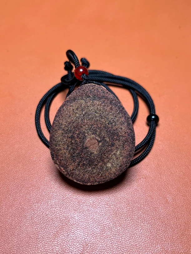 j2降真香水滴牌子吊坠