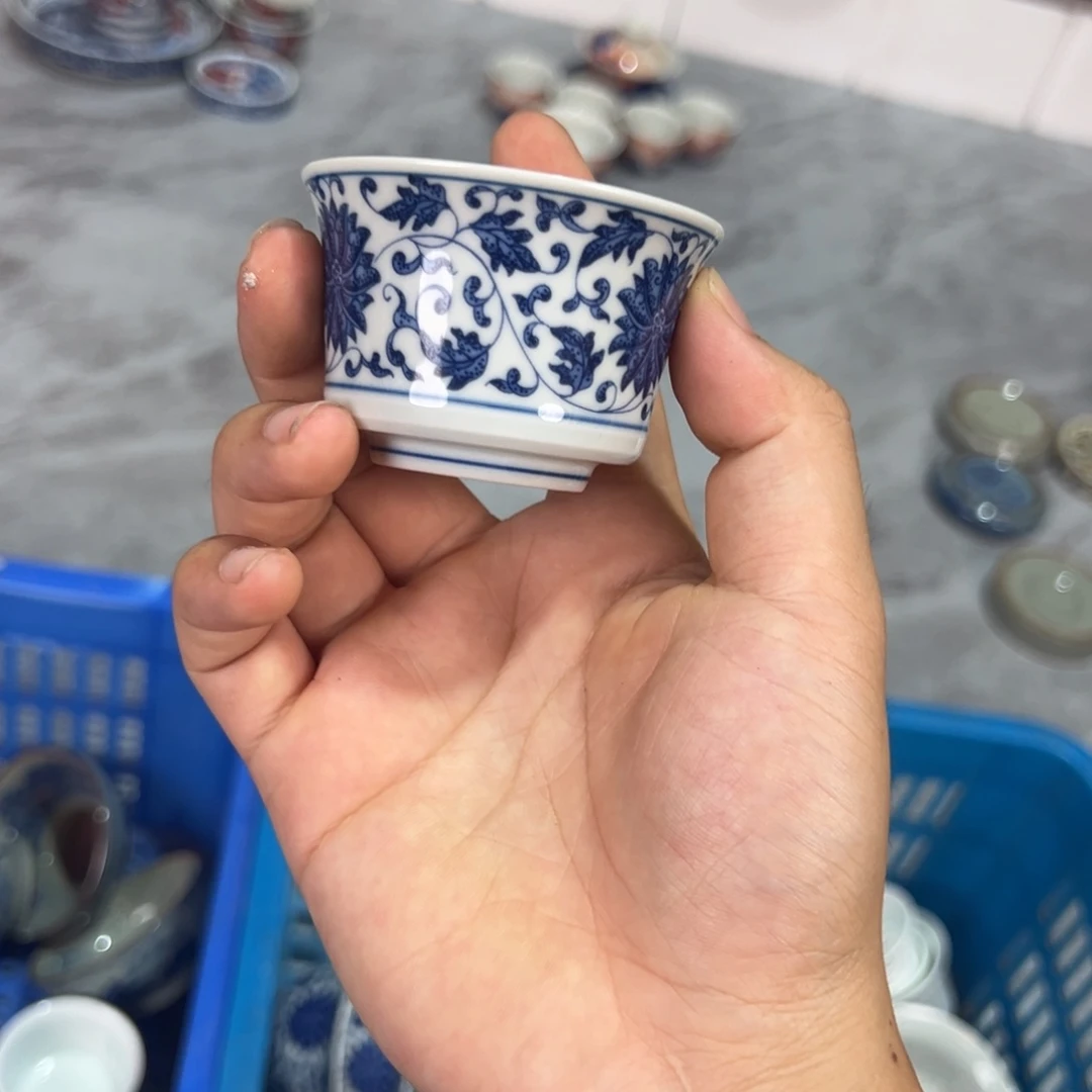 白青花缠枝莲马蹄客杯