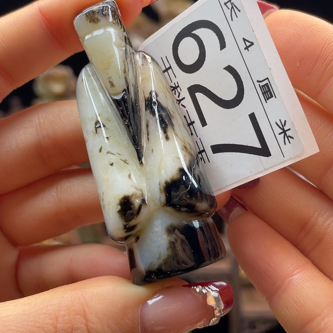 渔***张和田玉未镶嵌颈饰