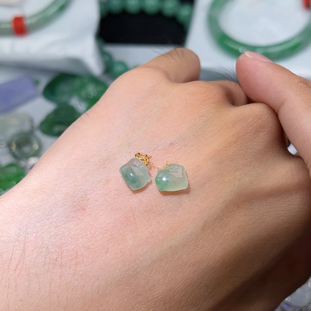 翡翠18K金镶嵌颈饰小鹿