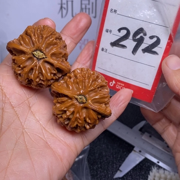 文玩核桃把件伊****烤292，41宫灯