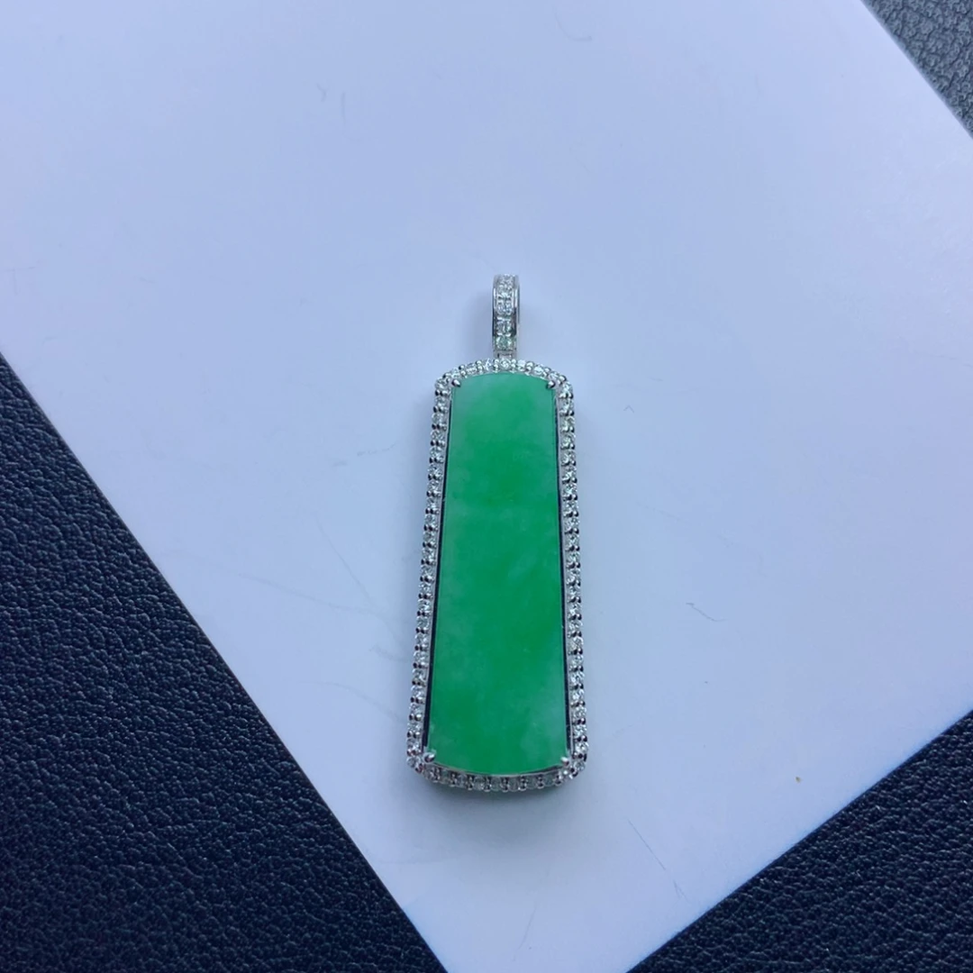 翡翠颈饰未镶嵌无事牌