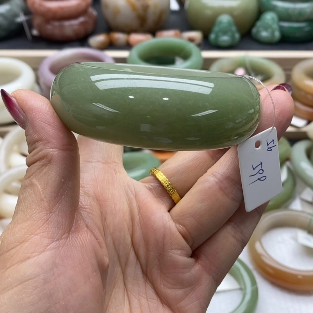 石英岩玉未镶嵌手镯