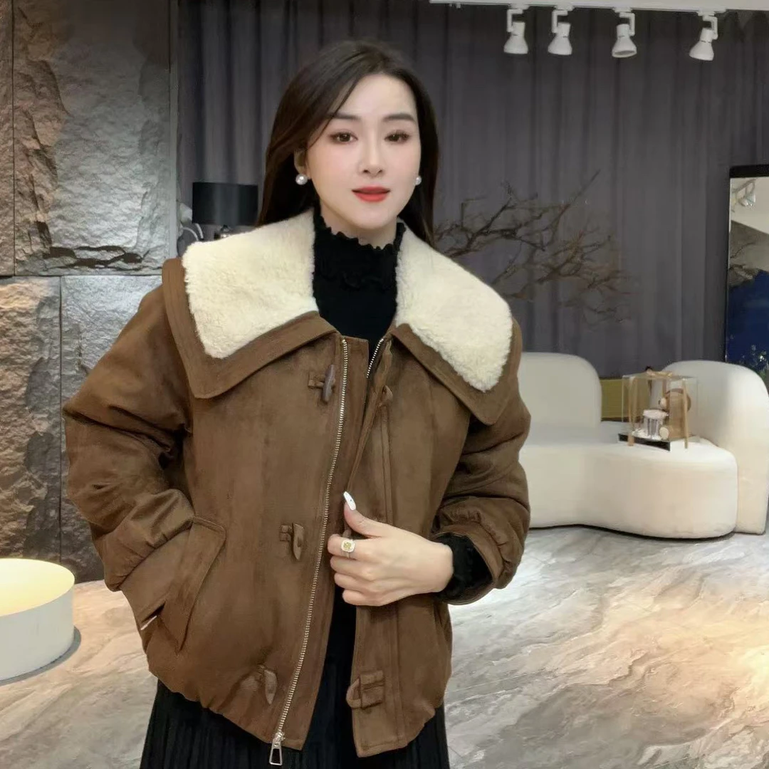 2516冬季新款时尚小香风娃娃领鹿皮绒短外套【羽绒】牛角扣